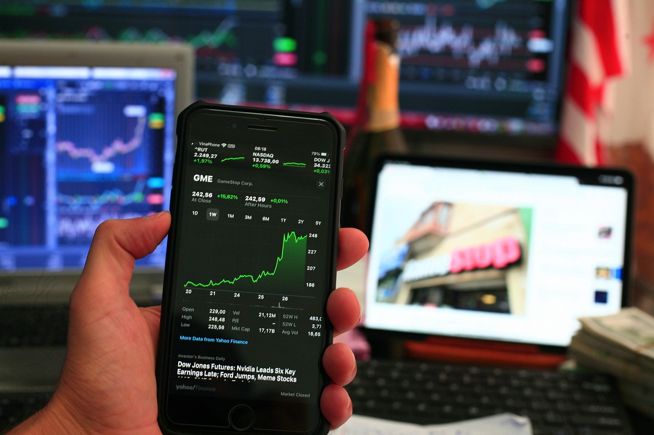 Trading screen with price ticks — illustrating closing-line convergence in regulated sportsbook markets